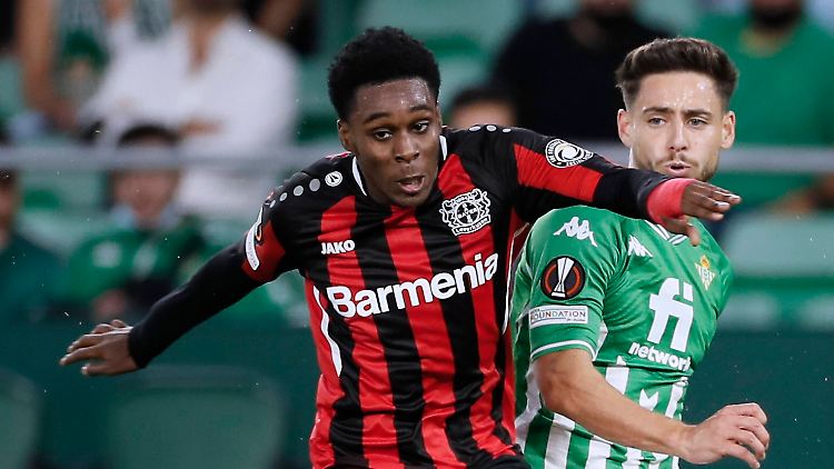 Patzte vor dem 1:0 von Sevilla: Jeremie Frimpong (links).