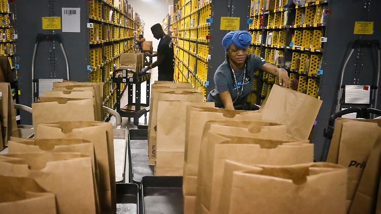 Amazon gilt als sehr fordernder Arbeitgeber. Inzwischen bezahlt der Konzern seine Mitarbeiter besser als früher.