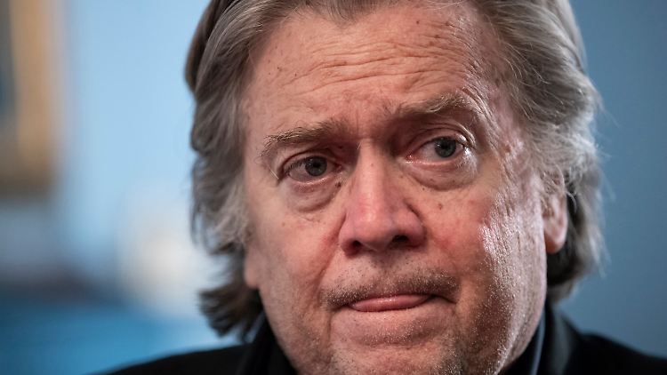 Bannon hatte in seinem Podcast angekündigt, es werde "die Hölle ausbrechen".  