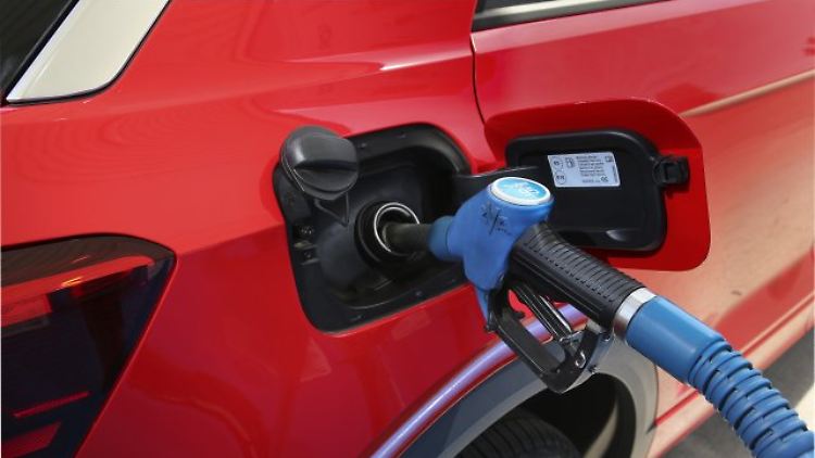 Die Spritpreise steigen seit Monaten. Man kann aber die Kosten beim Autofahren an anderer Stelle senken.