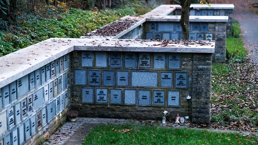 In-Bayerns-Staedten-gibt-es-deutlich-mehr-Urnenbeisetzungen-als-Beerdigungen-von-Saergen