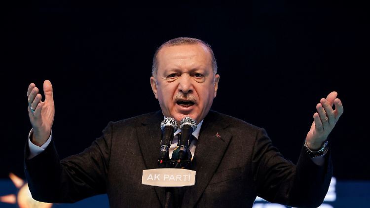 2021-10-04T094116Z_1562949910_RC2X2Q95ANUX_RTRMADP_3_TURKEY-CENBANK-ERDOGAN.JPG