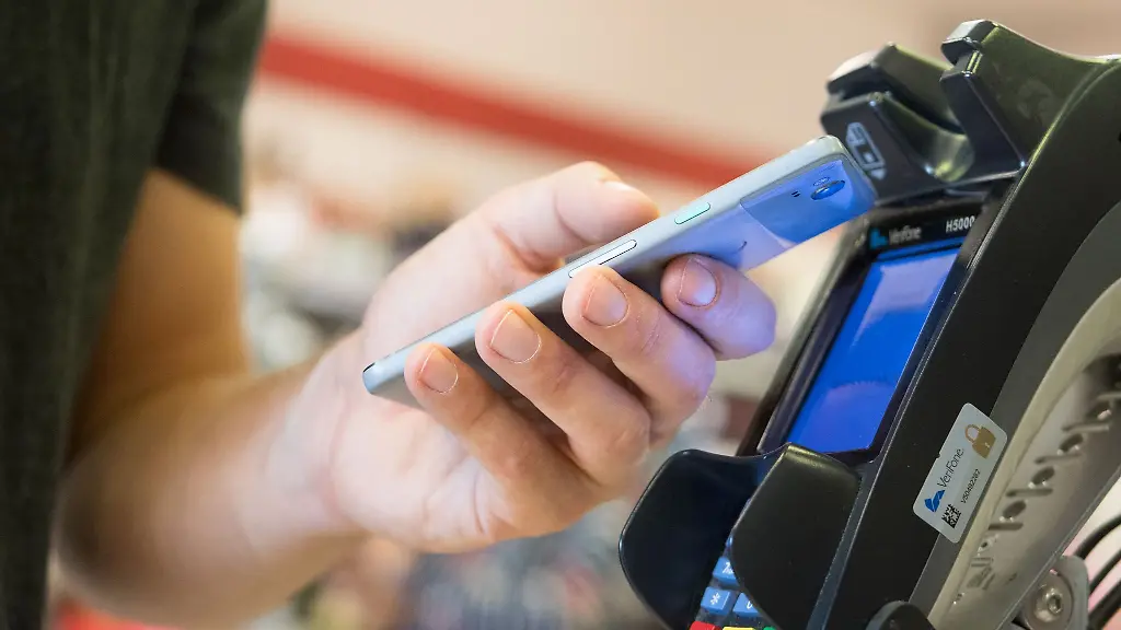 Im-Vorbeigehen-Wer-mit-dem-Smartphone-Einkaeufe-zahlt-muss-nicht-nach-Muenzen-oder-Karten-kramen