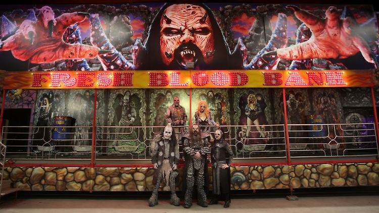 Lordi vor ihrer eigenen Geisterbahn in Finnland.