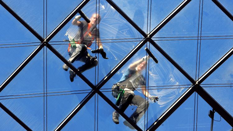 Service unter strahlend blauem Himmel: In Deutschland und Frankreich hoffen auch Gebäudereiniger auf zusätzliche Aufträge.