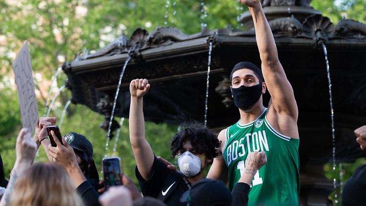 2020 beteiligte sich Enes Kanter (im Trikot) an Protesten für Gerechtigkeit für George Floyd.