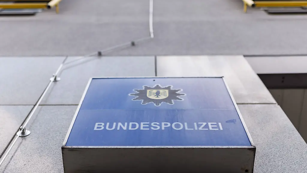 Viel-los-am-Sonntag-In-Bayern-nimmt-die-Bundespolizei-drei-mutmassliche-Schleuser-fest