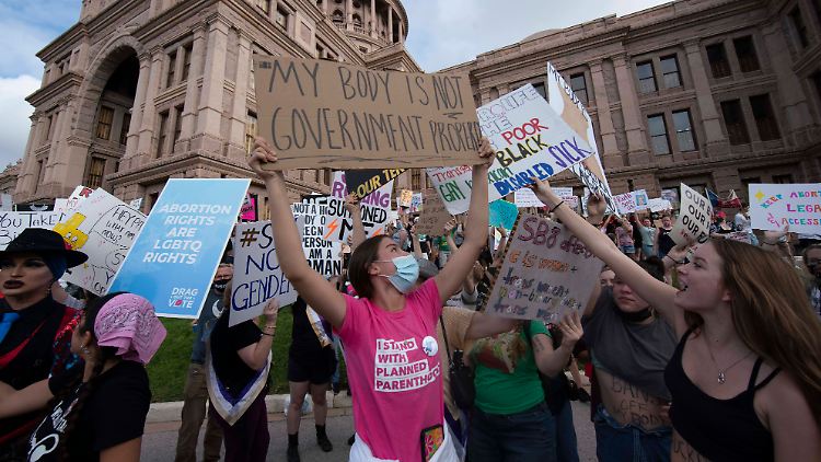 Frauen in Austin Texas demonstrieren gegen das Abtreibungsverbot.