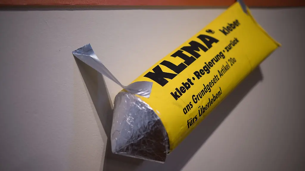 Die-Sitzblockade-von-Klimaaktivisten-in-Stralsund-sorgte-wegen-der-Reaktion-eines-Lkw-Fahrers-im-Sommer-2023-fuer-grosses-Aufsehen-Nun-bekamen-die-Initiatoren-ihre-Strafe