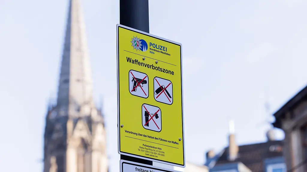 Ein-Hinweisschild-der-Polizei-weist-auf-die-Waffenverbotszone-an-der-Zuelpicher-Strasse-hin