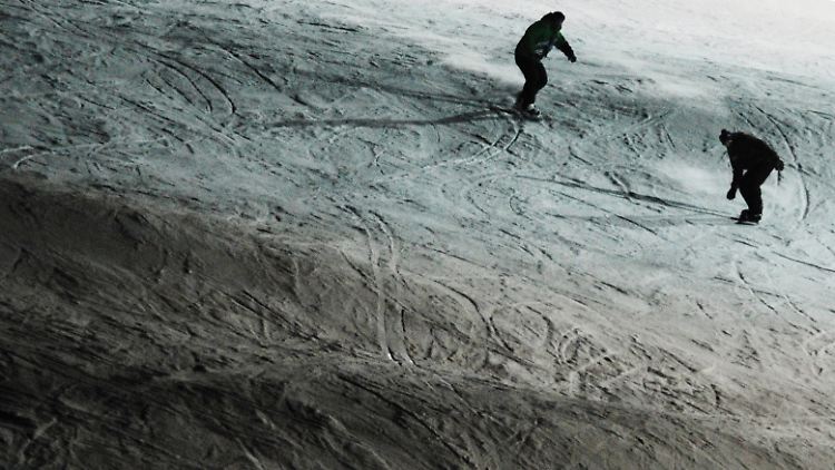 Snowboarder auf einer Skipiste in Grün (Niederbayern): Deutschland liegt preislich unter dem europäischen Durchschnitt.