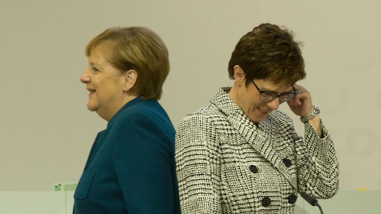 Nach Merkel schaffte es tatsächlich eine weitere Frau an die CDU-Parteispitze. Annegret Kramp-Karrenbauer hielt sich knapp drei Jahre.
