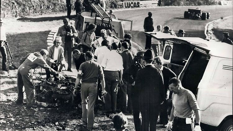 Der Unfallort nach Sifferts Tod in den Flammen seines BRM.