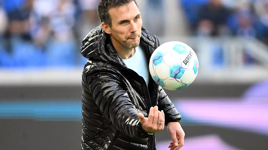 Der-Karlsruher-SC-um-Trainer-Christian-Eichner-tritt-in-der-zweiten-Runde-des-DFB-Pokals-bei-den-Kickers-Offenbach-an