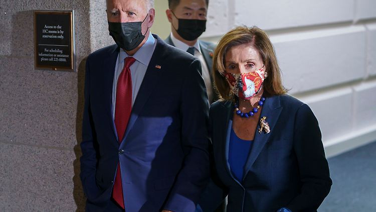 Biden und Pelosi verhandeln seit Wochen mit den Abgeordneten der Demokraten, die ein breites politisches Spektrum von links bis gemäßigt konservativ umfassen. Nun scheint eine Einigung in Sicht zu sein. 