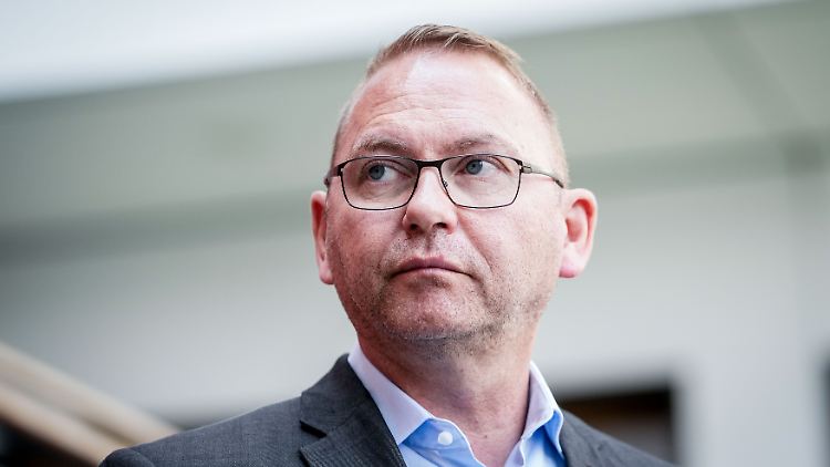Der 54-jährige Werneke steht seit 2019 an der Spitze der Dienstleistungsgewerkschaft Verdi.