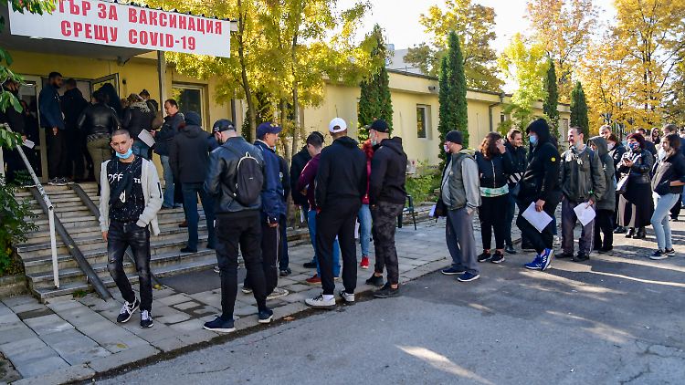 In Bulgarien sind nur 24 Prozent der Bevölkerung geimpft - diese Menschen wollen das ändern und stehen für ihre Spritze an.