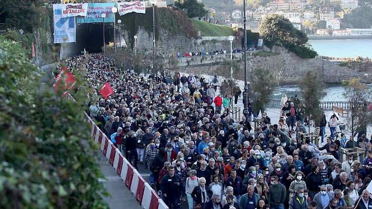 Den Demonstranten ging es vor allem um eine heimatnahe Verlegung inhaftierter ETA-Mitglieder. Für die bedingungslose Unabhängigkeit von Spanien ist Umfragen zufolge nur noch eine Minderheit der Menschen im Baskenland.