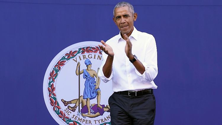 Obama vor dem Wappen des US-Bundesstaats Virginia mit der Aufschrift "Sic semper tyrannis" ("So immer den Tyrannen!"), das darauf hindeutet, dass Tyrannen letztendlich ihre Strafe bekommen sollen.