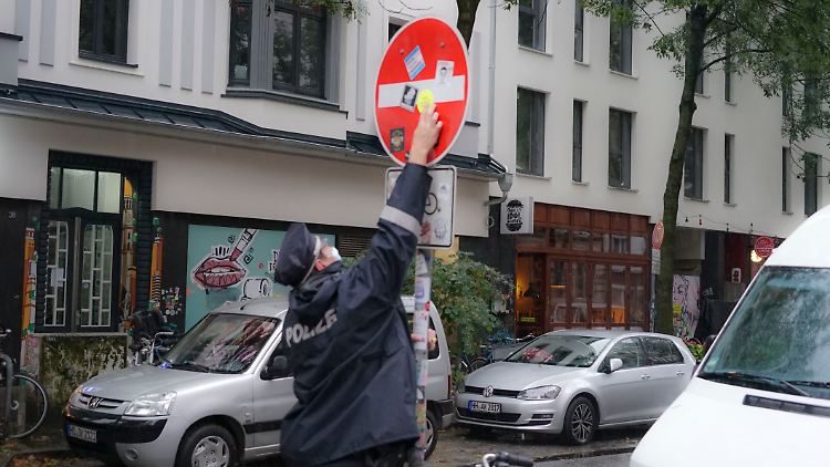 Gefahrenabwehr und Beweissicherung: Hamburgs Polizei entfernt Dutzende Aufkleber mit dem Slogan "Andy, Du bist so 1 Pimmel" ein.
