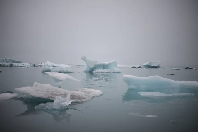 Bergy-bits-chunks-of-ice-broken-free-of-a-large-ice-body-float-in-the-waters-of-Jokulsarlon