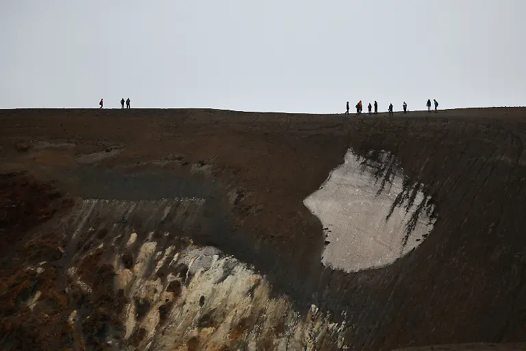 Tourists-walk-along-the-edge-of-the-Viti-crater-at-Askja-volcano