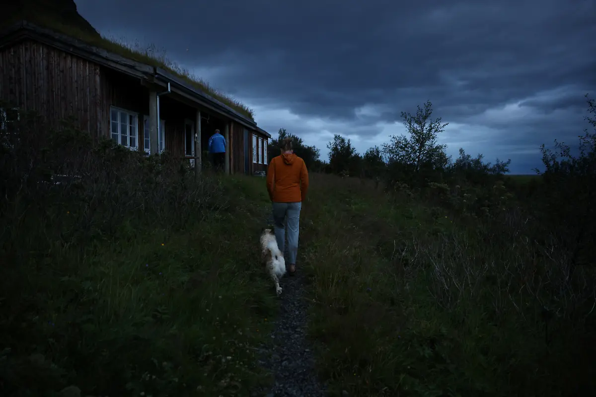 Iris-Ragnarsdottir-Pedersen-29-walks-behind-her-father-Ragnar-Frank-Kristjansson-62