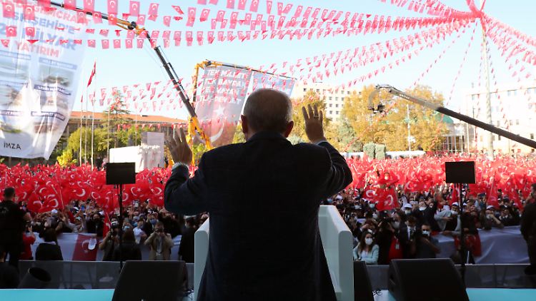 Erdogan sieht sich einmal mehr der Kritik ausgesetzt dass sein außenpolitisches Manöver andere Gründe als die angegebenen habe.