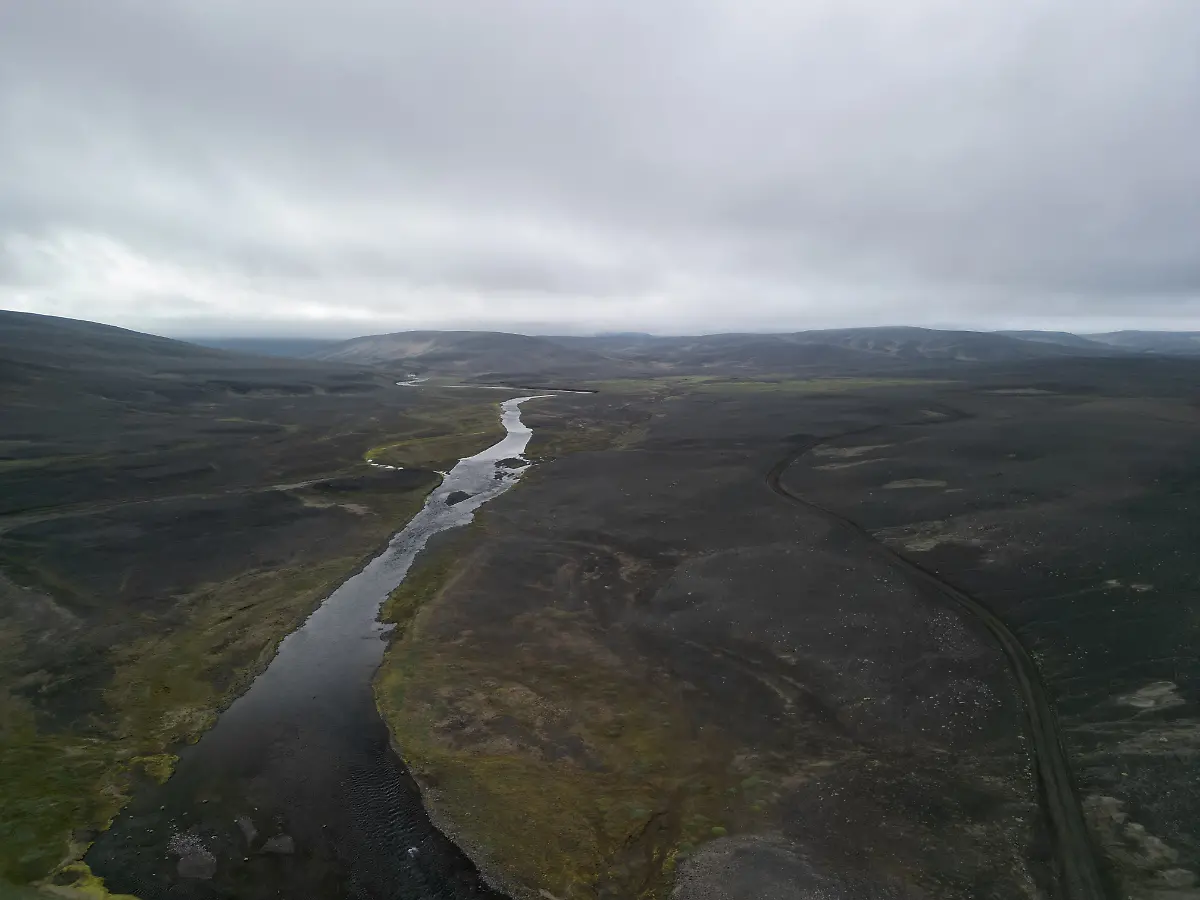 a-river-crossing-the-central-highlands-near-Vatnajokull-National-Park