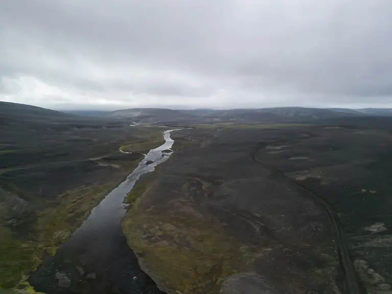 a-river-crossing-the-central-highlands-near-Vatnajokull-National-Park