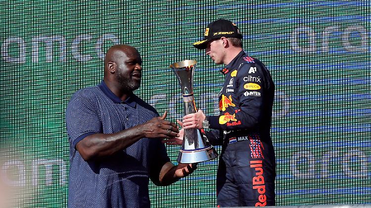 Weltstars auf Augenhöhe: Basketball-Legende Shaquille O'Neal reicht Max Verstappen den Pokal aufs Podest.