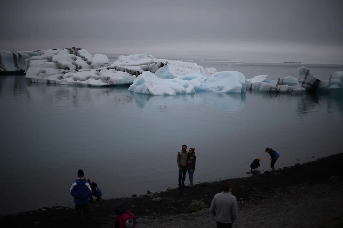 Tourists-walk-along-the-shore-of-Jokulsarlon-a-glacier-lagoon