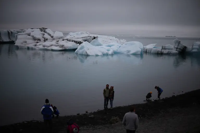 Tourists-walk-along-the-shore-of-Jokulsarlon-a-glacier-lagoon