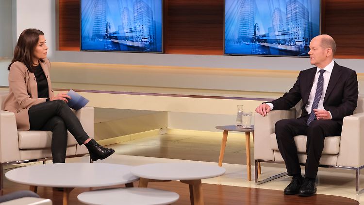 Durch das Mitwirken der Grünen soll Scholz ein "Klimakanzler" werden, meint Grünen-Chef Habeck.