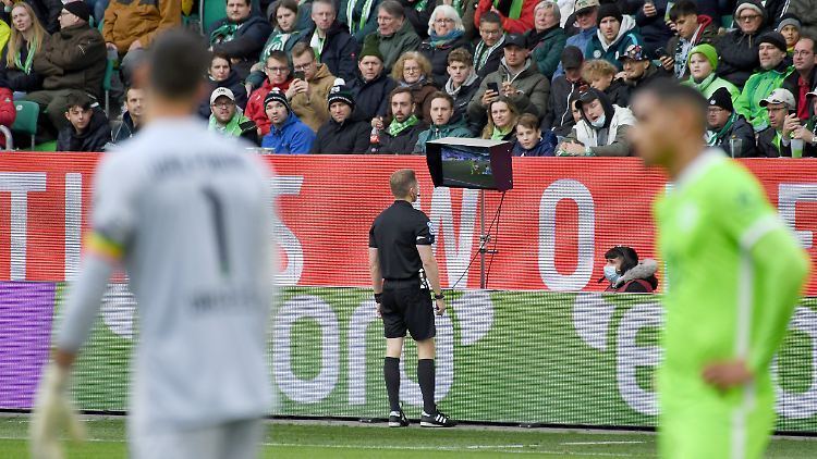 Tobias Welz schaut sich das noch einmal an und bleibt im Spiel Wolfsburg gegen Freiburg bei seiner Entscheidung.