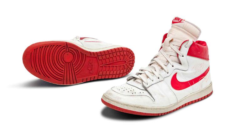 Diese Turnschuhe aus der Sammlung von Michael jordan sind mehr als eine Million Euro wert.