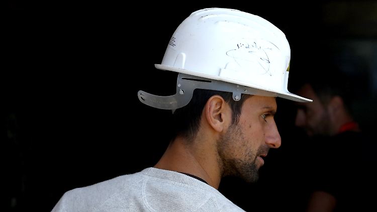 Novak Djokovic mit Helm.