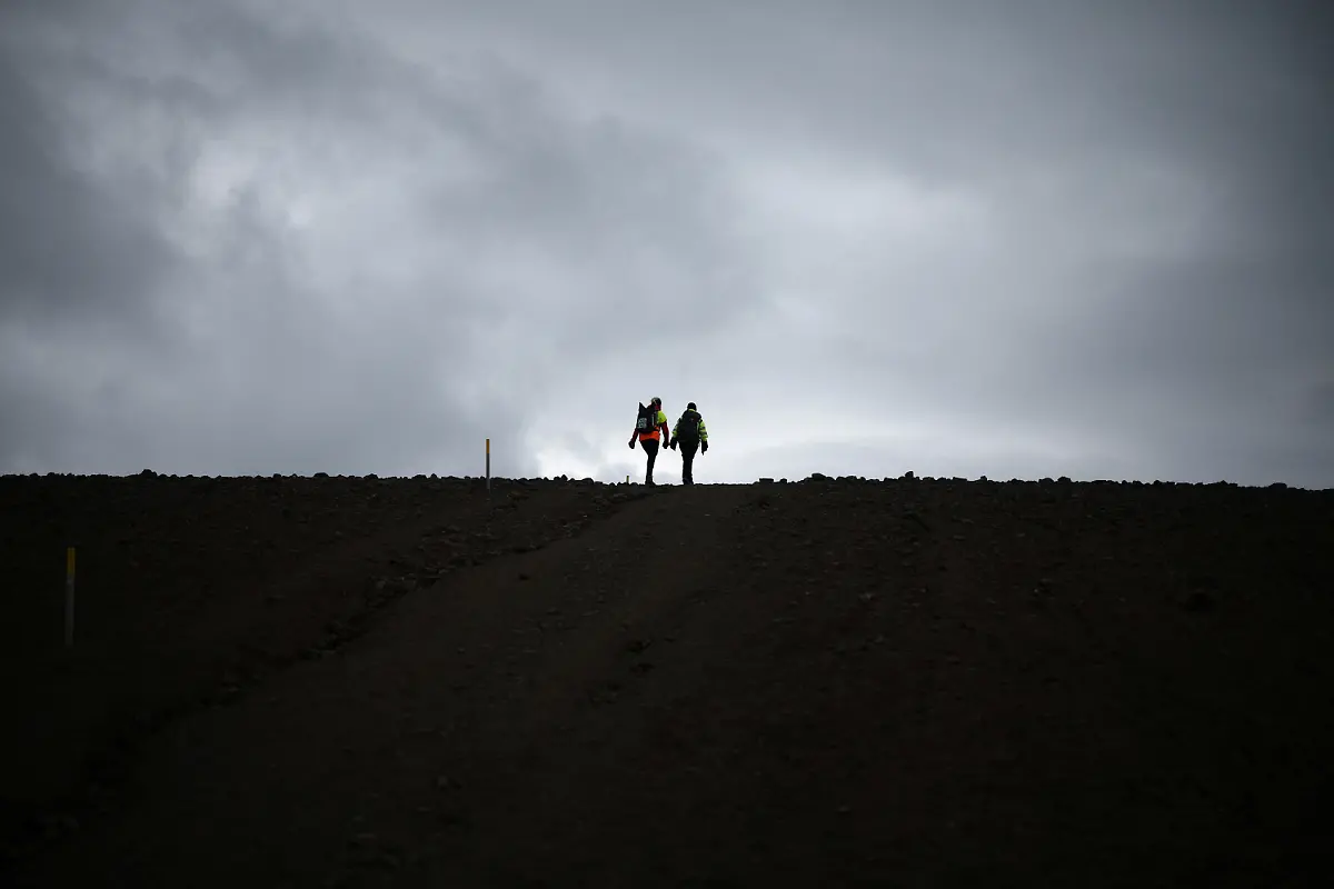 Michelle-Parks-und-Kollegin-gehen-zum-Krater