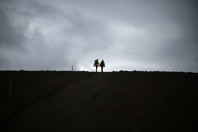 Michelle-Parks-und-Kollegin-gehen-zum-Krater