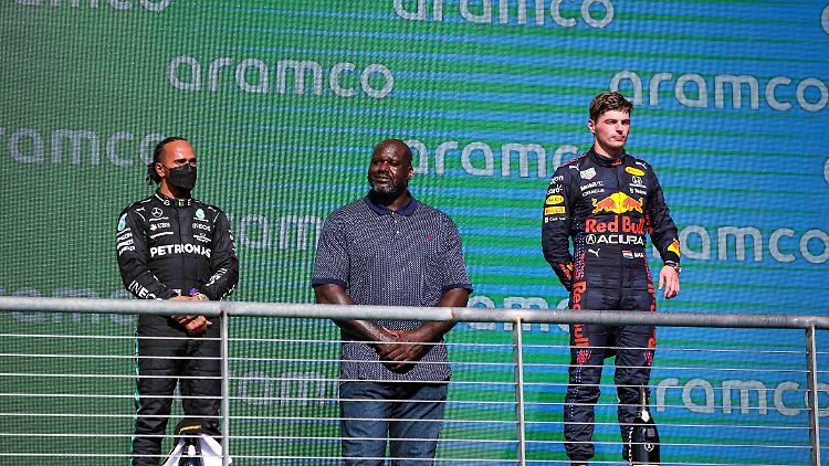 Lewis Hamilton (l.) muss sich erneut hinter Max Verstappen (r.) einreihen. Shaquille O’Neal (m.) ist sehr groß. 