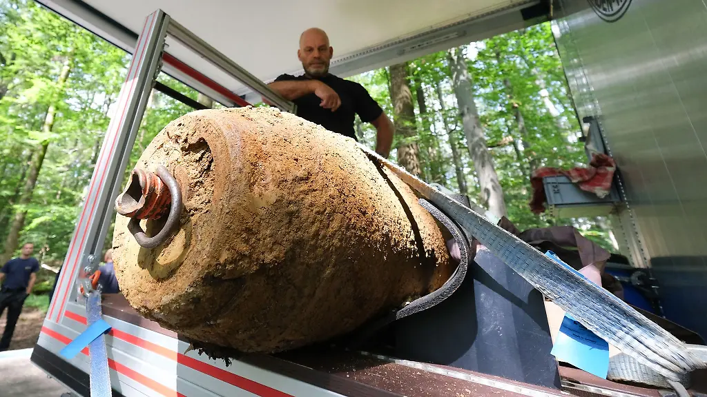 Es-ist-ein-gefaehrlicher-Job-der-keine-Fehler-gestattet-Bombenentschaerfer-muessen-auch-in-Bayern-regelmaessig-Blindgaenger-und-alte-Kriegswaffen-unschaedlich-machen