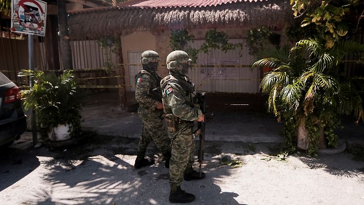 Soldaten stehen nach der Schießerei vor der Bar "La Malquerida". 