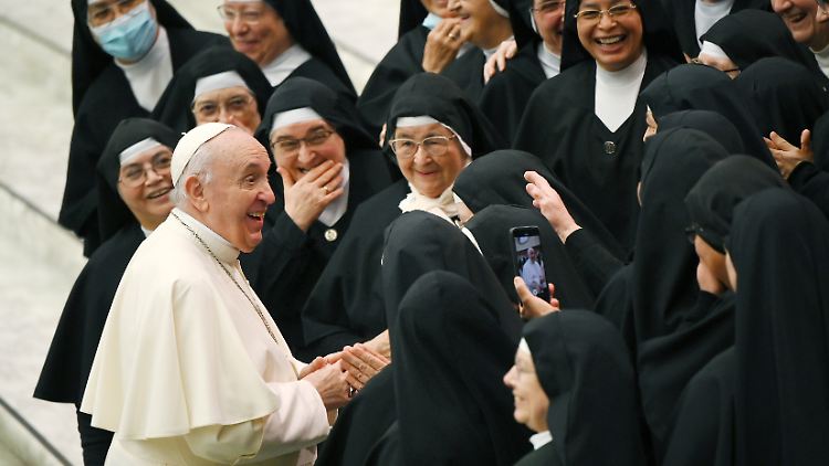 Ordensschwestern im angeregten Gespräch mit Papst Franziskus.