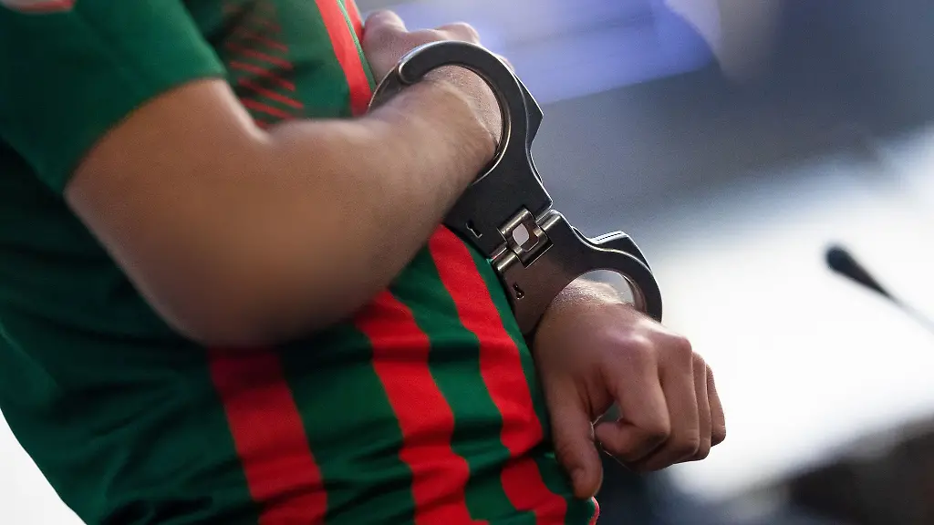 Zwei-junge-Maenner-muessen-sich-vor-dem-Stuttgarter-Landgericht-verantworten-weil-sie-einen-Rivalen-angeschossen-haben-sollen-Ein-Dritter-soll-die-Waffen-entsorgt-haben