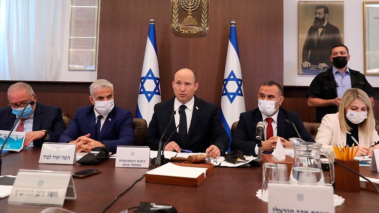 Ministerpräsident Naftali Bennett (Mitte) bei einer Sitzung des israelischen Kabinetts, das dem arabischen Sektor Aufschwung verleihen will.