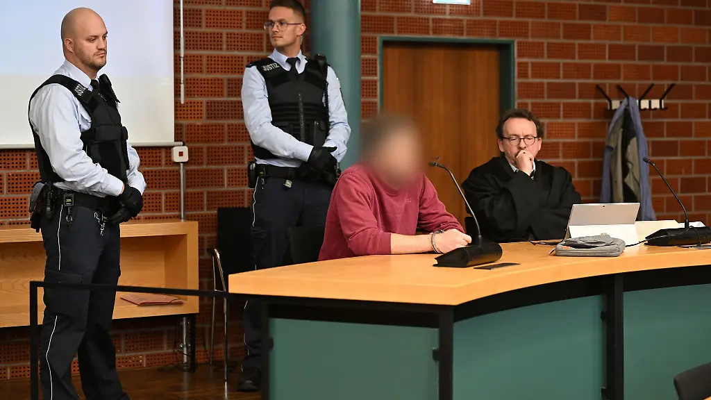 Der-Angeklagte-neben-seinem-Verteidiger-im-Gerichtssaal-Er-soll-einen-Bekannten-mit-einer-Salzstein-Lampe-erschlagen-haben