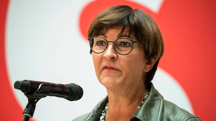 Das Bürgergeld soll die Würde des und der Einzelnen achten, zur gesellschaftlichen Teilhabe befähigen sowie digital und unkompliziert zugänglich sein," erklärt Esken.