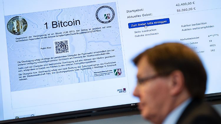 Der geschäftsführende NRW-Justizminister Peter Biesenbach gab den Startschuss für die erste Auktion der Kryptowährung Bitcoin über ein justizeigenes Onlineportal namens "Justiz-Auktion".