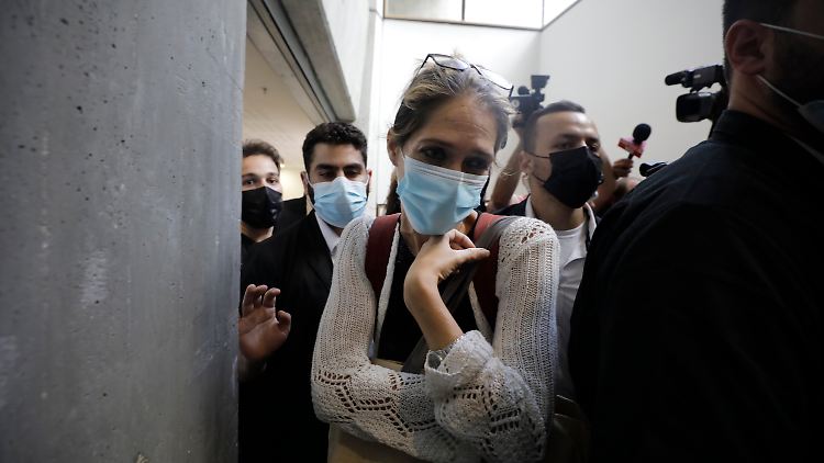 Die Tante des kleinen Eitan, Aya Biran, verlässt hier das Gerichtsgebäude in Tel Aviv.