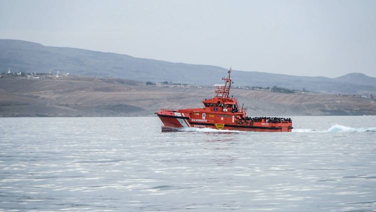 Ein Boot des Salvemento Maritimo auf dem Weg aufs Meer, um Flüchtlinge und Migranten zu retten.
